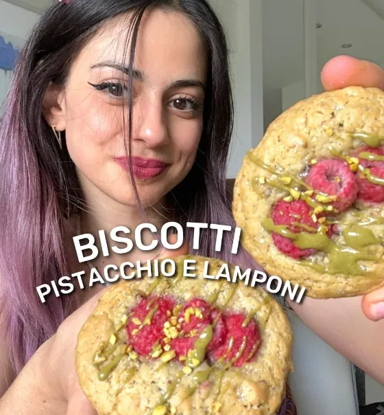Creator food mostra due biscotti al pistacchio e lamponi, con la scritta «Biscotti pistacchio e lamponi»