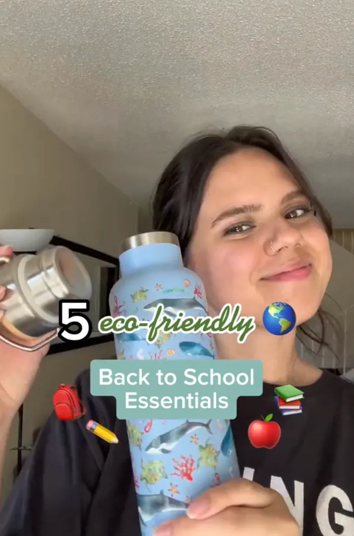 Ragazza che mostra una borraccia decorata con balene sotto la scritta «5 eco-friendly Back to School Essentials»