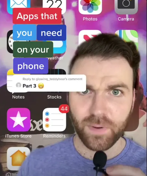 Creator in un video TikTok davanti alla schermata home di uno smartphone, con la scritta «Apps that you need on your phone»