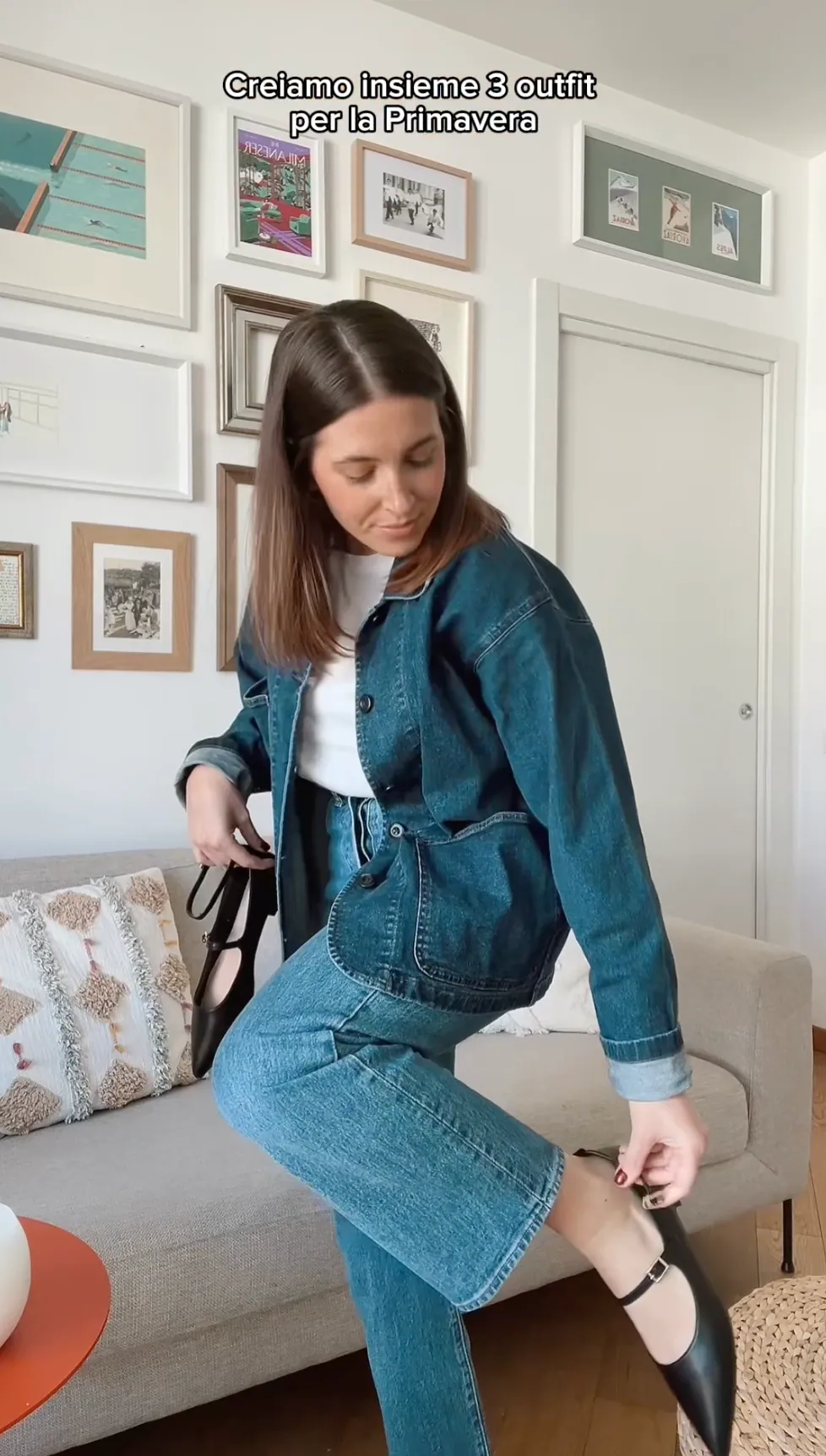 Une créatrice attache une paire de ballerines PittaRosso, assise sur le canapé, dans une vidéo pour le printemps