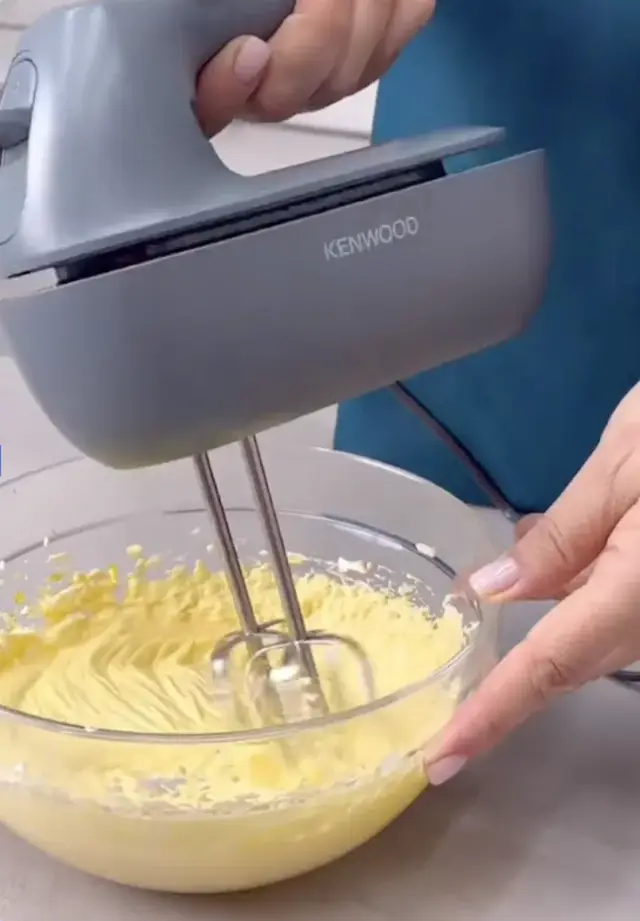 Kenwood — close-up of the hand mixer whipping a butter cream
